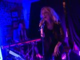 Kylie Minogue performs get outta my way for few friends at pub