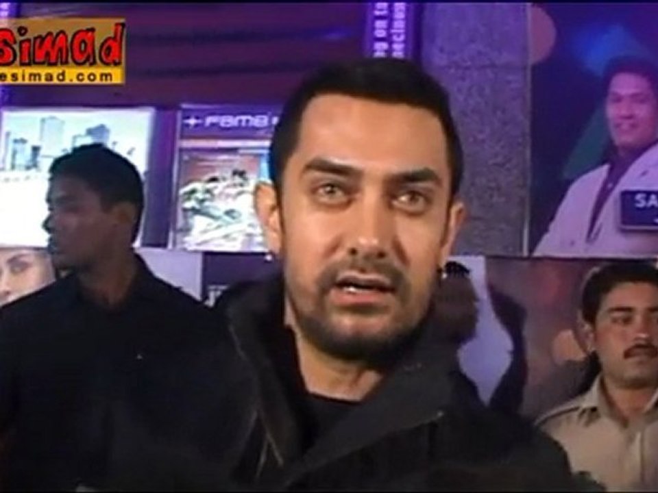 Aamir Khan acts OVER SMART!