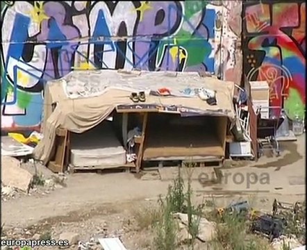 Vecinos viven con basuras y ratas en Barcelona