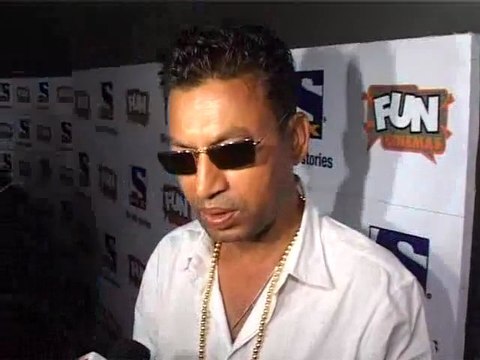 Bollywood stars cheer up children with blood disorder.