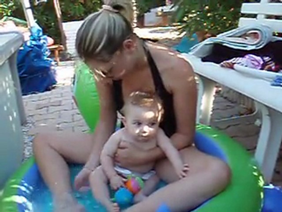 Avec Maman dans ma piscine