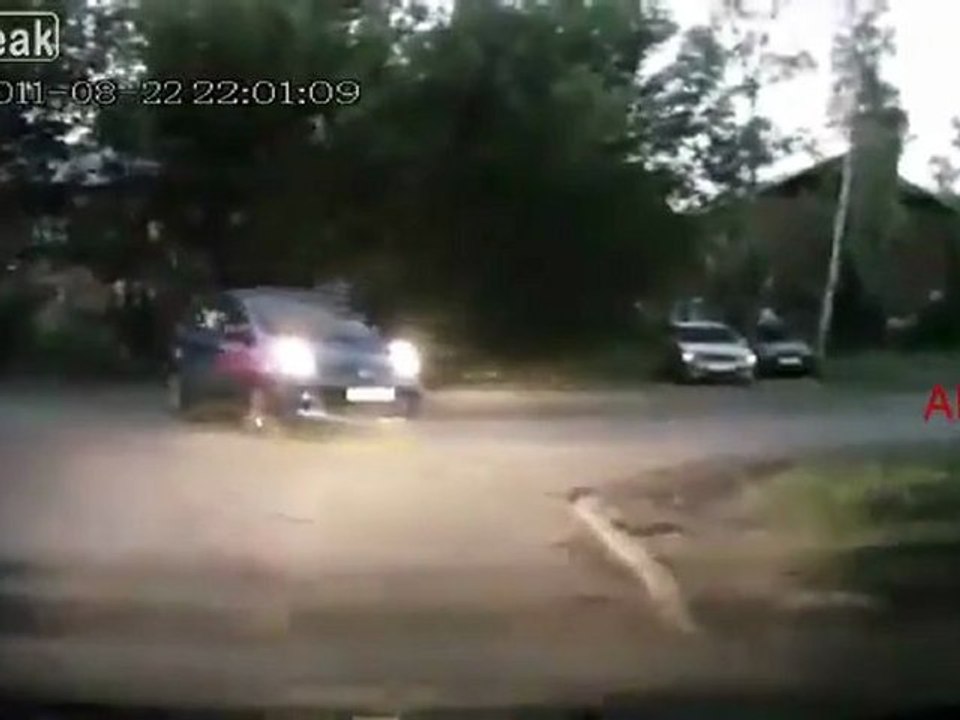 Car Fahrer rückwärts fährt - nicht gesehen Radfahrer - Crash