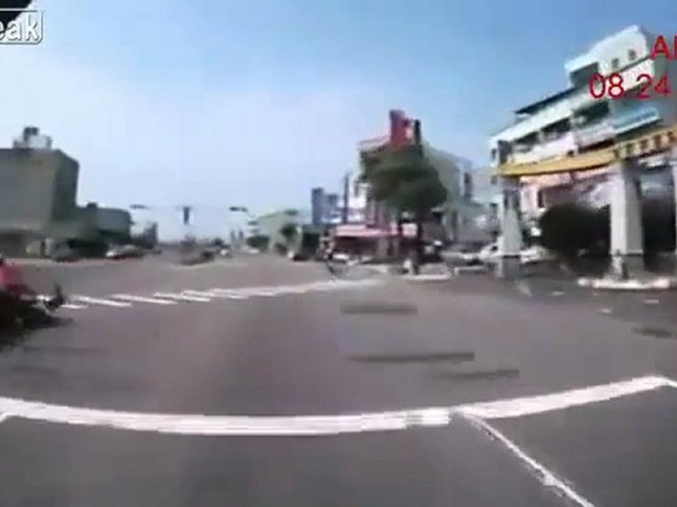 Scooter Fahrer über brutale laufen - WTF