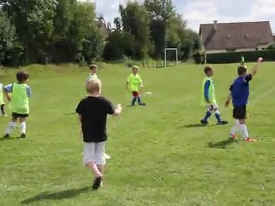 premiers pas d'enzo au foot