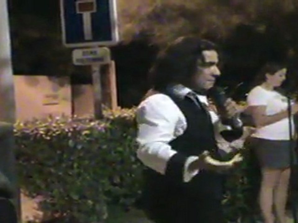 NINO chante MIKE BRANT " SERRE LES POINGS ET BATS TOI "