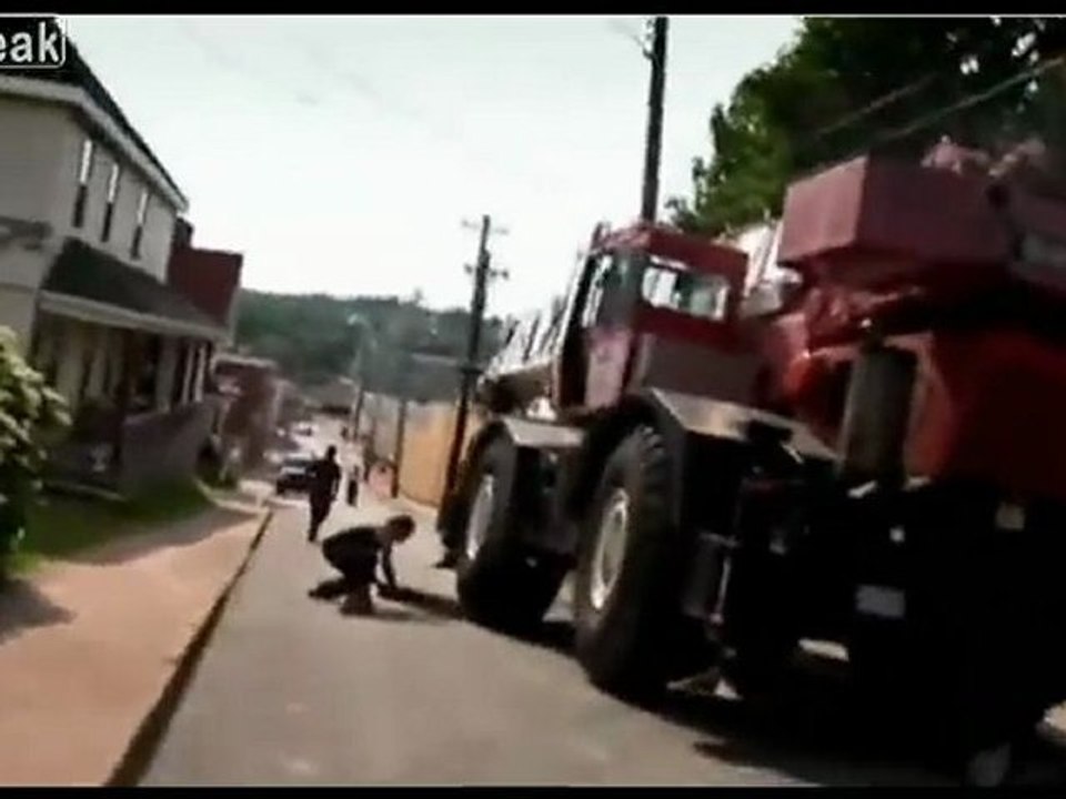 Crane Hits Bahn-Brücke ... Verlor seine Bremsen! Fail