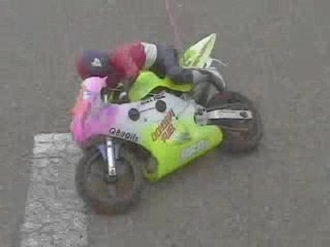 Moto rc électrique 1/5 éme sur parking