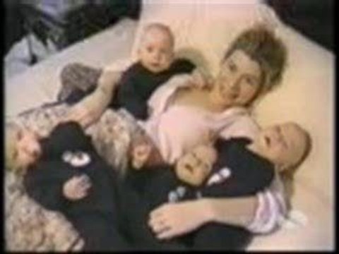 Des bébés quadruplés mort de rire...