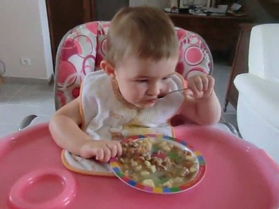 rapha qui mange seule 14mois