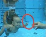 Bebeklerin havuz keyfi