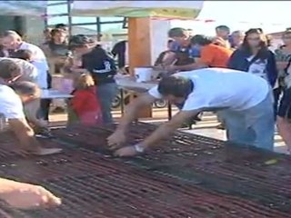 En busca del récord Guinness con una salchicha de 200 metros