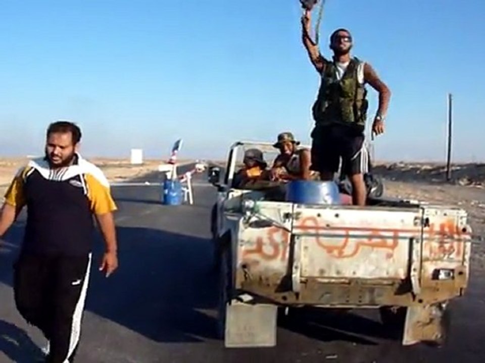 Libya rebels set up checkpoints around Brega