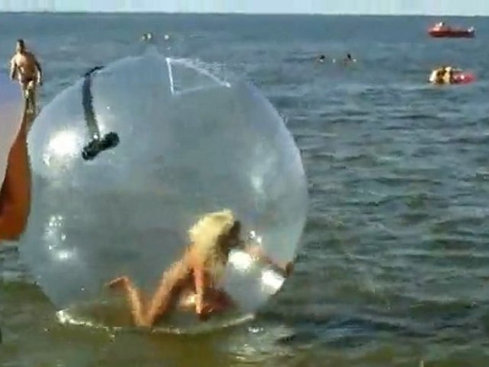 Blonde Bikini Girl kämpft mit Strand Spiel Fail