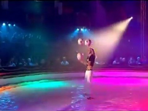 HELAENA KAISER-juggling-presents Art agency Valentino