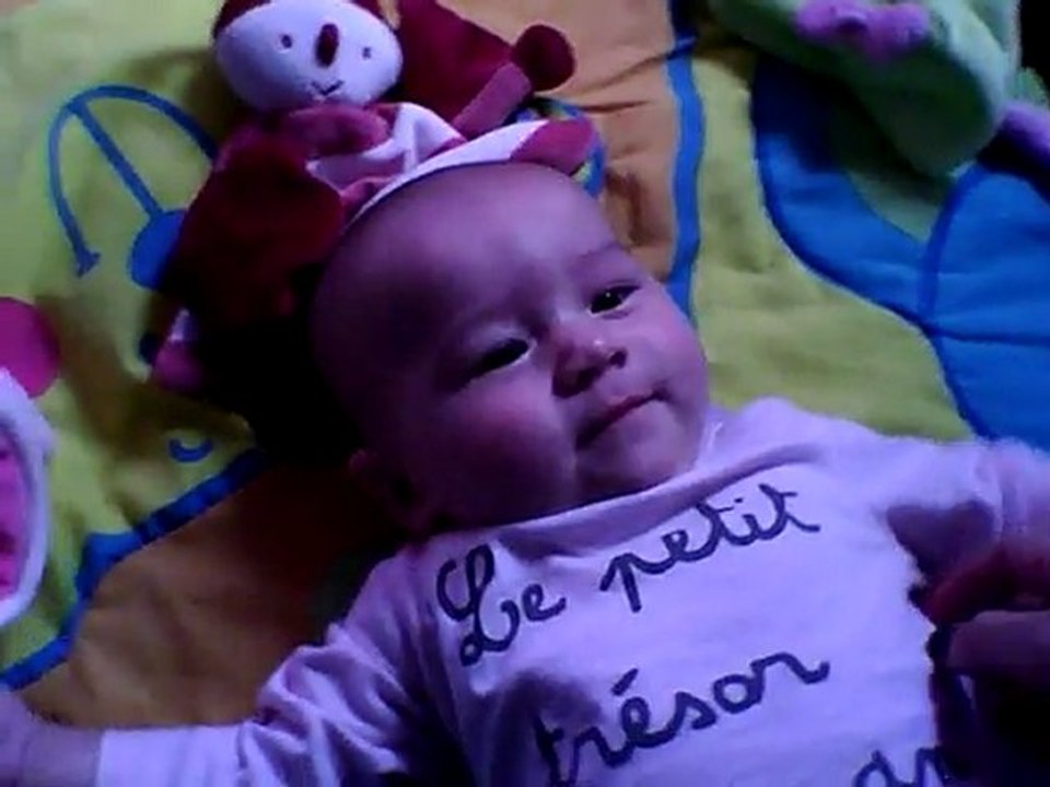 bébé d'amour rit aux éclats ! - Vidéo Dailymotion