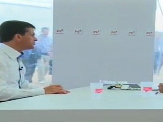 Manuel Valls répond aux internautes sur le plateau