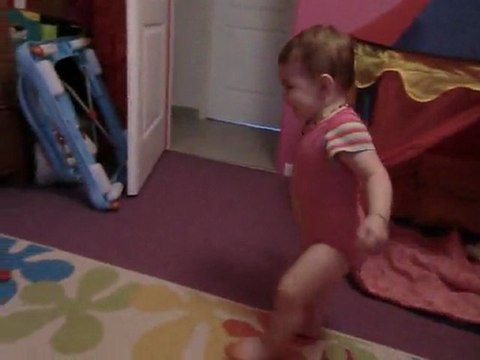 rapha qui joue avec son bébé et sa poussette 14 mois