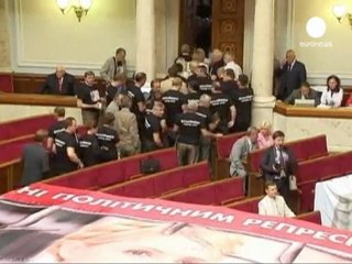 La oposición ucraniana abuchea al presidente por el...