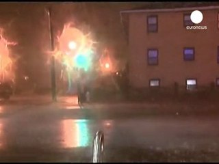 Irene baisse en intensité mais menace toujours