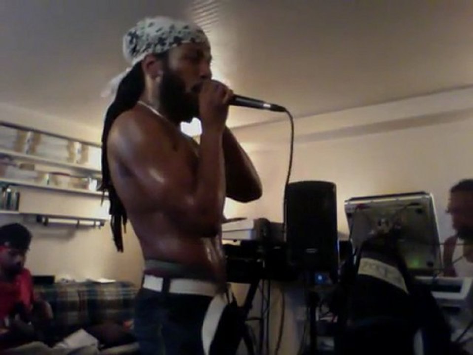 ..TIWONY répète son tune "RAYON DE SOLEIL" avec SOLDJAH BAND..pour "MON FESTIVAL " à grigny le 3 septembre 2011