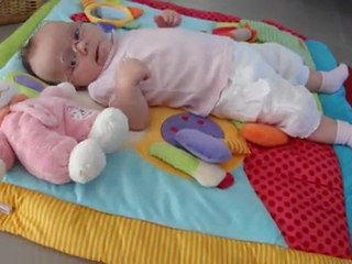 2-08-2011 sur son tapis d'éveil