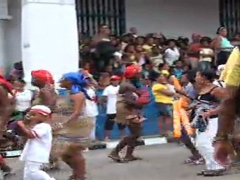 STAGES ET VOYAGES SALSA A CUBA AVEC WWW.DANSACUBA.COM honneur AU ORISHAS pendant le DEFILE FINAL DU FESTIVAL DEL CARIBE 2011 A SANTIAGO DE CUBA