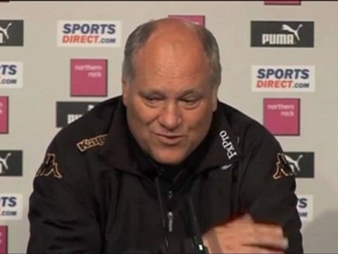 Martin Jol frustrado con la derrota del Fulham