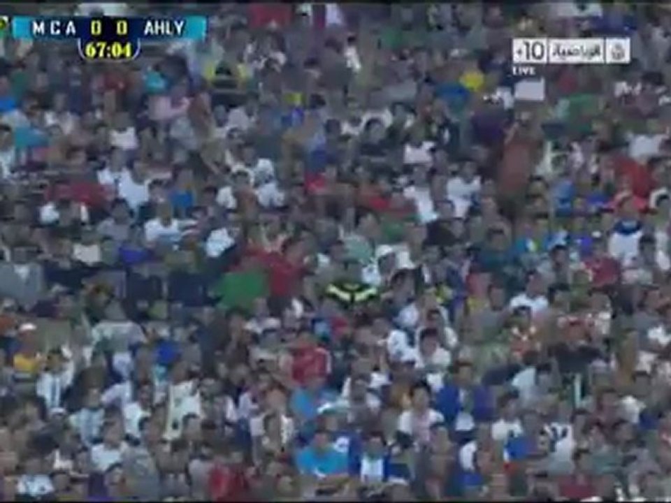 AL.AHLY_تحية جمهور المولودية الجزائرى لـ ابو تريكة