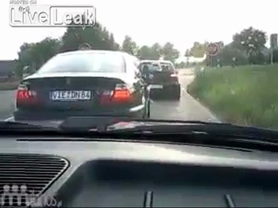 Guy versucht Schritt zu halten, um BMW und rollt sein Auto
