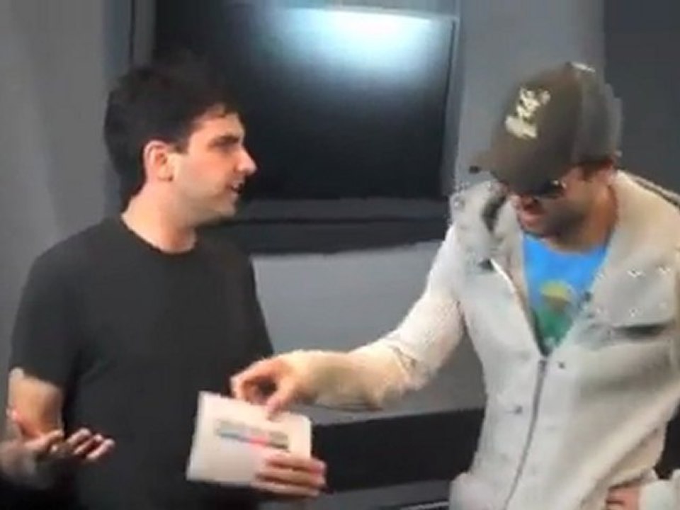 AMAs Week Enrique Iglesias Chats Post Rehearsal