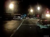 Truck stürzt ins Auto