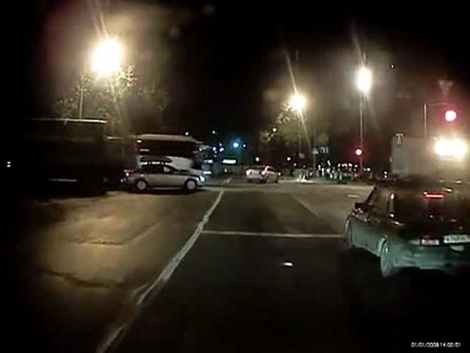 Truck stürzt ins Auto