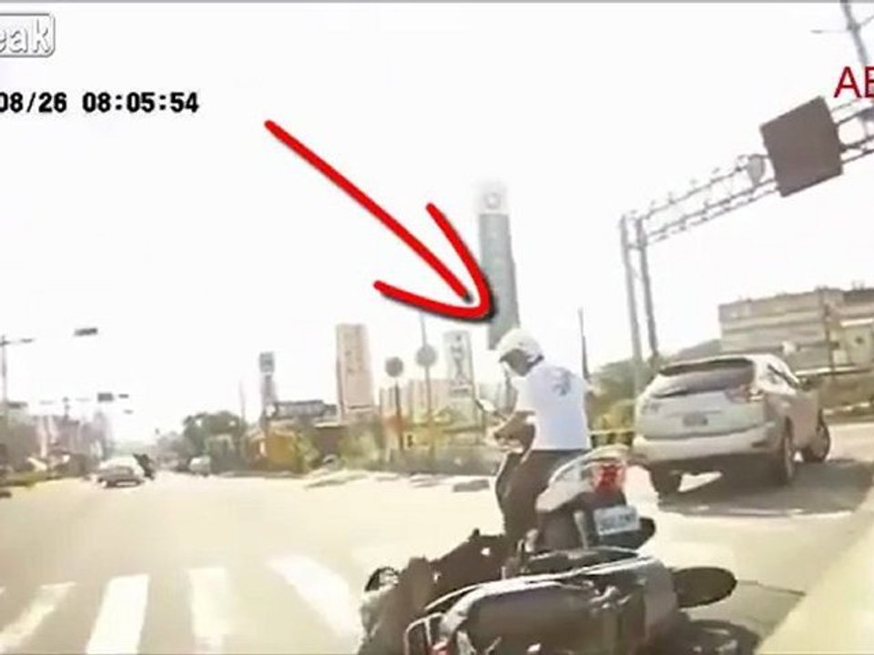 Asiaten sind apathisch - Roller Unfall