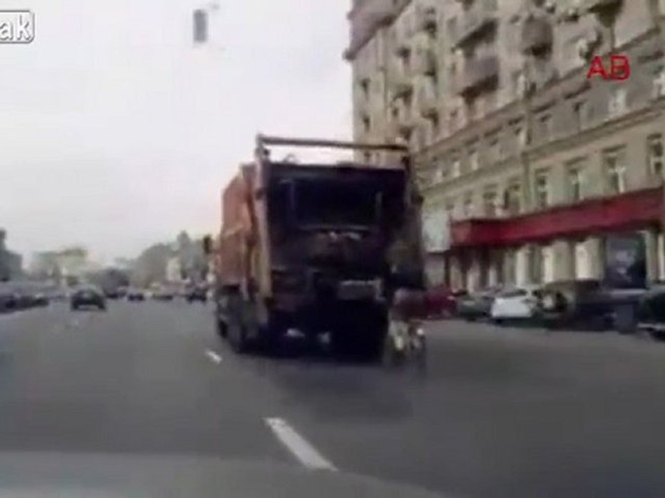 Russian Style - Radfahrer hinter Abfall LKW