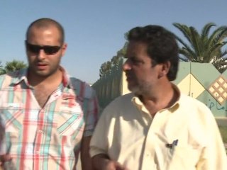 Des centaines de Libyens visitent la résidence de Kadhafi