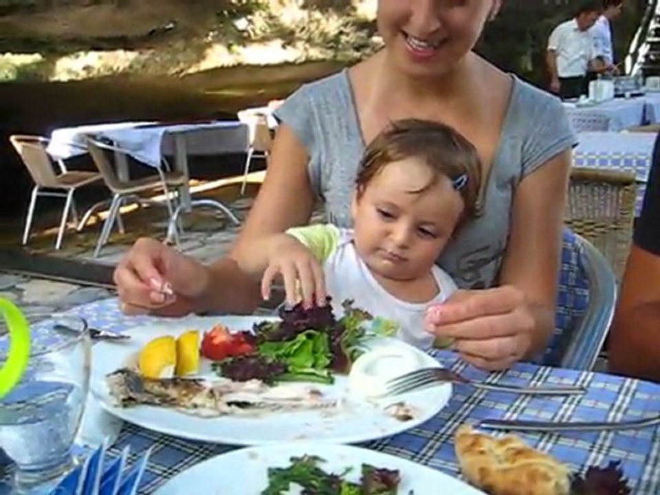 Düden Şelalesi-24 -Ağustos 2011 -255-Balık yiyor video