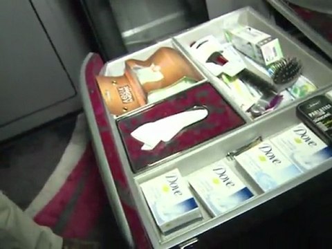 Les rebelles découvrent le luxe de l'avion de Kadhafi