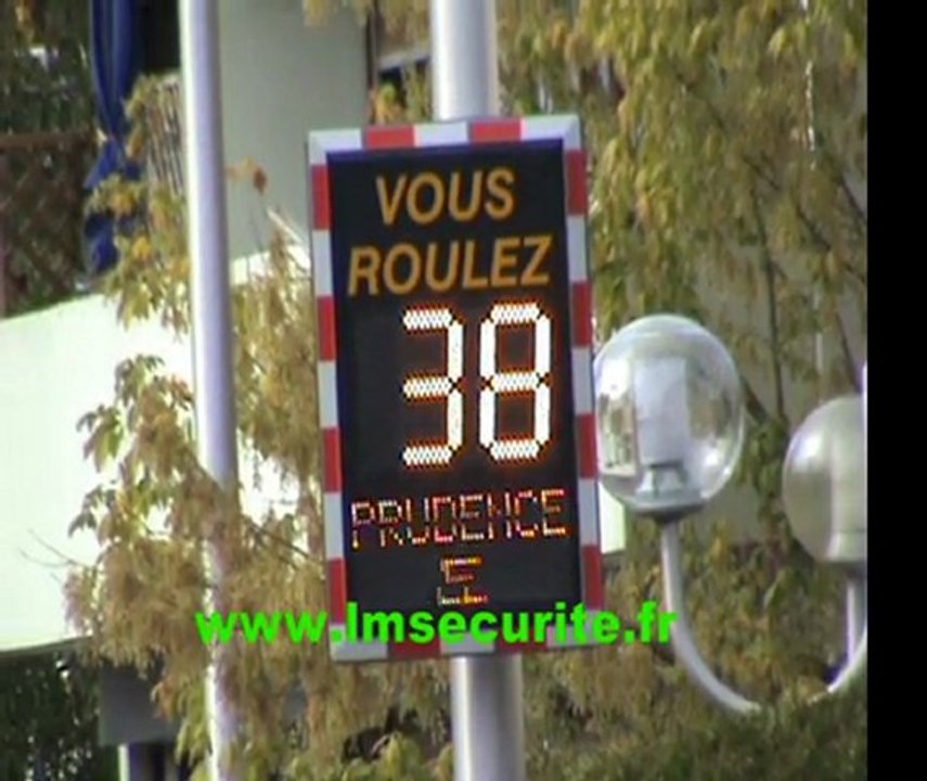 RADAR  PEDAGOGIQUE  LUMINEUX  DE  VITESSE  VIASIS  PLUS  062011