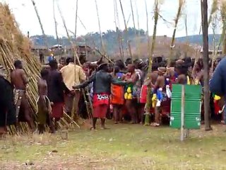 Swaziland: des milliers de jeunes femmes dansent devant le roi