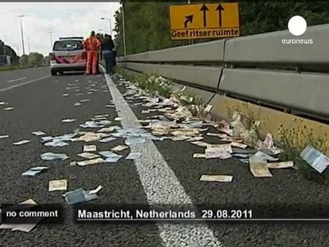 Pluie de billets sur une autoroute aux Pays-bas - no comment