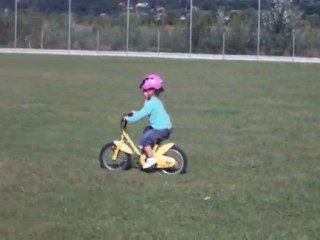 Garance et le vélo sans roulettes
