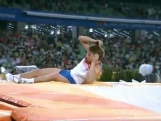 Dmitry Starodubtsev pole breaks while pole vaulting at the 2011 World Championships