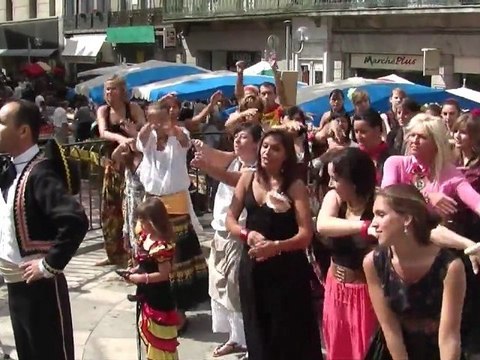 Pari réussi pour 100 danseuses et un Ténor samedi place Carnot à Carcassonne !