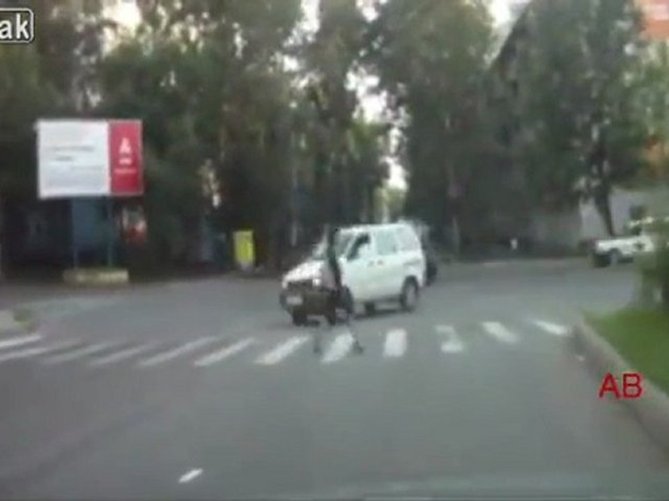 Heftige Motorradunfall-Yamaha vs Toyota