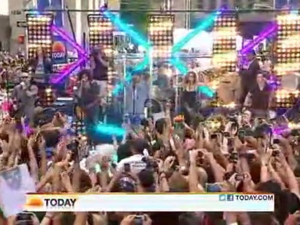 Enrique Iglesias Performs 'Be With You' on the TODAY Show