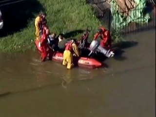 Télécharger la video: Hundreds rescued from Irene's floods