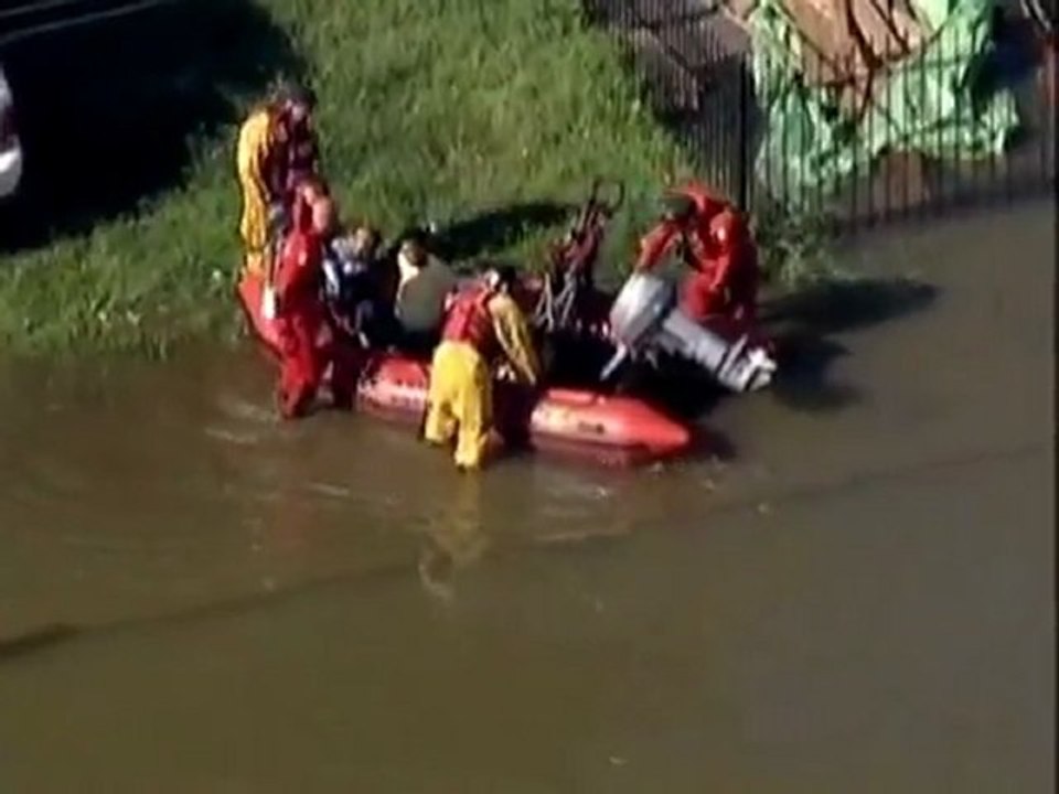 Hundreds rescued from Irene's floods