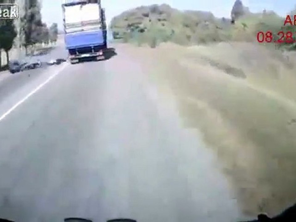 Tödlicher Unfall - Motorradfahrer fahren mit hoher Geschwindigkeit in einem LKW