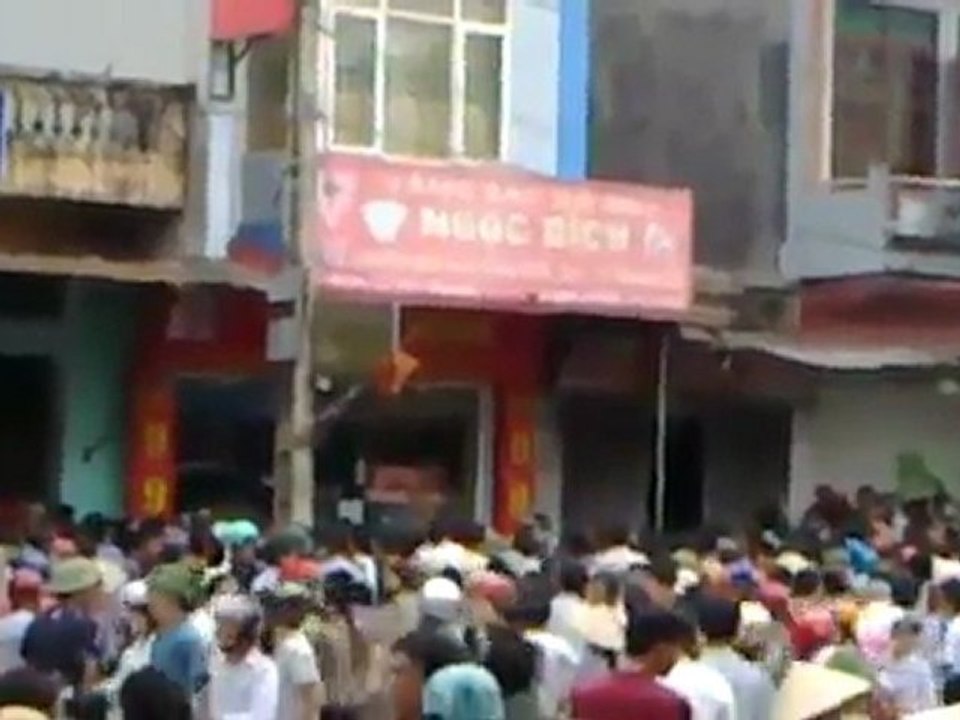 Giết cả nhà - chặt tay cháu bé để cướp tiệm vàng
