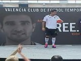 El Valencia presenta al defensa Antonio Barragán y al central Víctor Ruiz